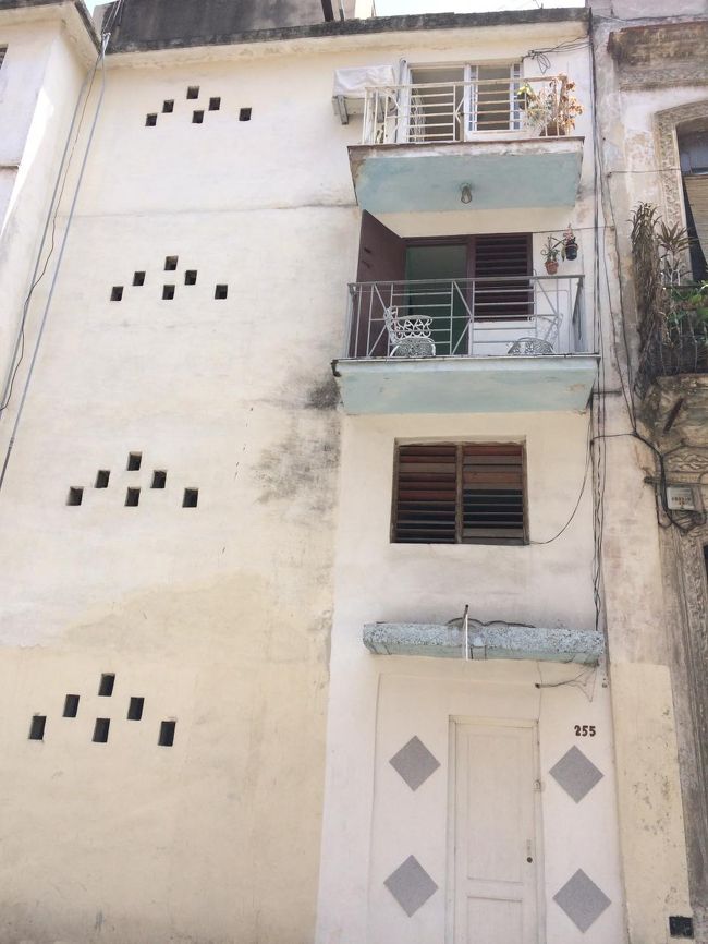 また戻って来たハバナでのCasa。<br />最初のCasaもとてもよかったのですが、場所を旧市街寄りにしたかったので、最初にハバナに滞在していた間に自分たちで探しました。<br /><br />正規のCasaはCasaマークを出しているので、街中を歩いていれば簡単に見つけることができます。ピンポンを押したり開いてるドアから声をかけたりして、中を見せてもらって決めます。元々家を見るのが好きなので、Casa探しも楽しかったです。<br /><br />ここのCasaは空手をやっているというオーナーさんの物腰が柔らかくて好感が持てたので、決めました。