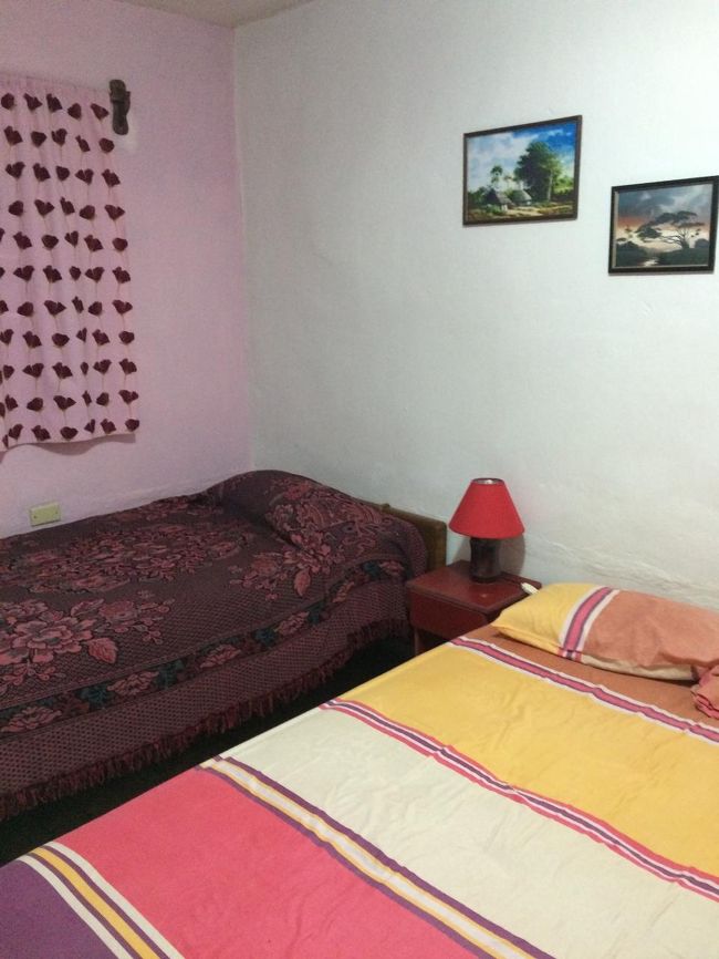 ダブルベットとシングルベット。<br /><br />ハバナのCasaは他の都市より狭かったです。ここのCasaは元クローゼットだったところをシャワールームにしたのかな？？というような作りになっていました。