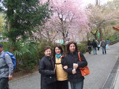 高尾山駅前で記念写真