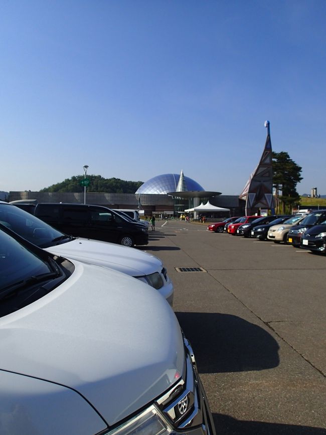 7:30にはチェックアウトし<br />クルマで10分の恐竜博物館へ。<br /><br />ＧＷ期間中は8:30開館とのことで、<br />到着した時には博物館目の前の駐車場へまだ余裕で停められたものの<br />あっという間にほぼ満車状態になりました。<br />