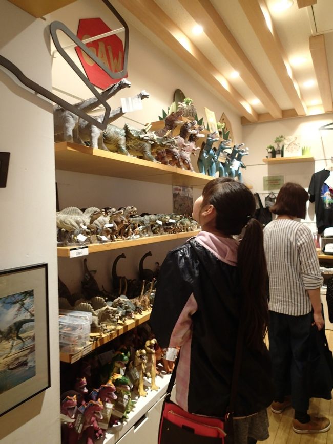 オープンして真っ先に向かうはお土産屋さん