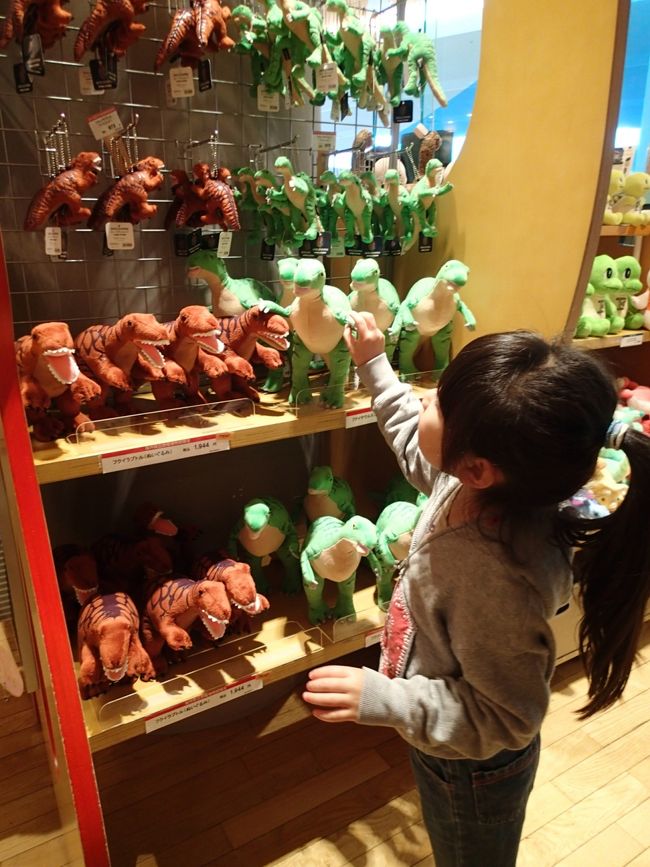 一つだけ買ってあげると言ったら真剣に選んでます