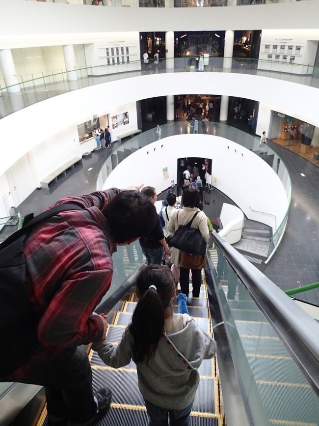 いよいよエスカレーターを下りて、ようやく博物館へ向かいます