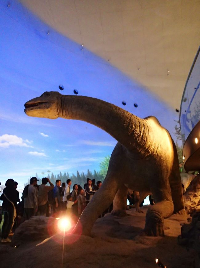 この恐竜はお尻を小さな恐竜に食べられてて、一生懸命追い払ってます