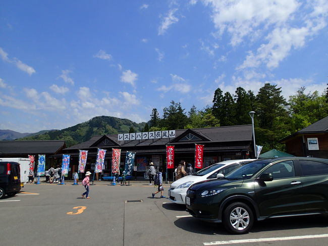 お昼はレストランは長蛇の列だったので<br />外へ出ました。