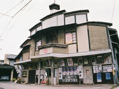 途中、元活動写真館・旭館に寄りました～、

大正１１年開館の超レトロな映画館ですが痛みが激しく荒れたままです？…、
内子座と違って修復・保存をしないのでしょうか？…、もったいないです！。