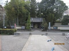 遊歩道の先に「天台宗長窪山正覚寺」の山門が見えてきました。