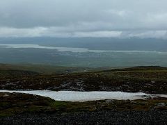 7月半ばになっても雪が残る93号線の峠から見下ろしたラーガルフリョゥト湖方向の景色。

画像奥を左右に貫いているのが、アイスランドでは3番目に大きい湖のラーガルフリョゥト湖。
長さが25?あるというこの湖の源流はヴァトナヨークトル氷河で、エイイルススタジルを通過後はヒェラズフロイ湾へと注いでいます。
この画像だと、左手が南の上流側。

東岸には東アイスランドの中心となるエイイルススタジルの町もかすかに見えています。