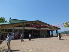 ロープウェーの山頂駅に到着。