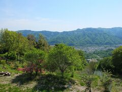 山頂駅前の広場からの、秩父の山々眺め。