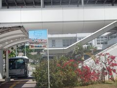 JALで那覇空港に１３時過ぎに到着。
飛行機苦手な私ですが、元気に到着！
飛行機アレルギーを克服したかしら？？・・・薬は飲んだんですけど(^_^;)

レンタカーを借りて貴重な晴れ間を有効活用！！とばかりに即、真栄田岬へ向かいます。