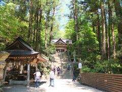 ロープウェーの山麓駅から長瀞駅（岩畳の方向）までは、下り道なので歩きで。その途中にある大きな宝登山神社。
