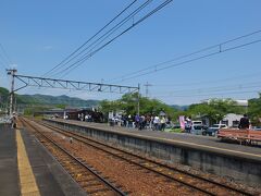 長瀞駅まで戻ると、１日１本秩父鉄道を走るＳＬがあと１０分で来るということで、ちょっと待っていました。ＳＬが熊谷方面から、ちょうど長瀞駅に入ってきたところ。