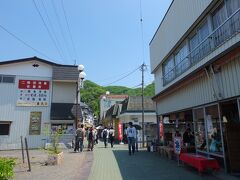 長瀞駅から荒川河岸の岩畳へ行く途中の商店街。お土産屋さん、お食事処がたくさん並んでいました。