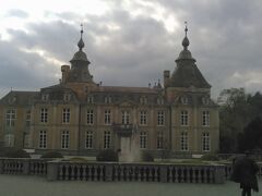 　モダーヴ城は、中世の城塞をマルシャン伯爵の居城として改修したものです。
前庭や豪華な城内を約20室見学できました。