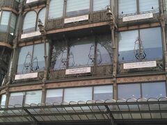 　自由行動で、楽器博物館に行きたくて、道に迷って尋ねたら「美しい建物」と教えてくれました。確かに、アールヌーヴォーの、昔デパートだったという感じがします。
