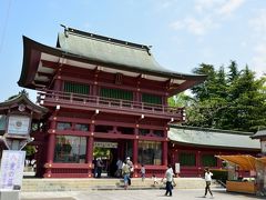 〔 笠間稲荷神社 〕

まず最初に、７世紀に創建されたと伝わる古い歴史を持つ「笠間稲荷神社」へやってきました。
日本三大稲荷の１社として広く知られ、茨城県内での初詣参拝者数第１位で年間約350万人が訪れるという神社です。

さっそく“楼門”から境内の中心へ。