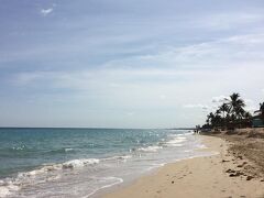 トリニダー近郊のビーチ。アンコンビーチ。正真正銘のカリブ海。
信じられないくらい透明な水。足がくっきり見えました。そして、めちゃくちゃ遠浅。歩いても歩いても首まで浸かることなく。浜辺は砂というより、なんというのか、・・・なんていうの？