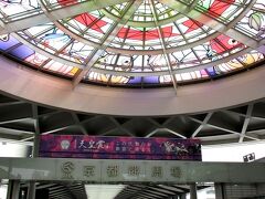 ステンドグラスに彩られたメインゲートから
京都競馬場 入場
