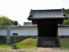 〔 弘道館 〕

そして、当時の水戸藩の藩校で、「水戸城」三の丸に位置する「弘道館」の正門前へ到着。
ここまでは駅から歩いて10分ほどの徒歩圏内にあり、気軽に寄れるのも選んだ理由の１つ。ここからさらに移動となると、さすがに疲れちゃいますし。

ちなみに「水戸城」の日本100名城スタンプは、この右手にある料金所に置いてあります。
「弘道館」を除き、お城の遺構がほとんど残ってないんですよねぇ｡｡｡