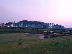 渡良瀬川。
夕暮れのグラデーションがいい雰囲気。

景色を眺めながら、東武伊勢崎線の足利市駅へ。

