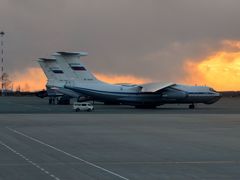 20分以上も早くウラジオストク国際空港に到着。
おお！イリューシン76！日本ではなかなか見れない旧ソ連機が並んでいてテンション上がりっぱなし。機体前方下部がガラス張りドームみたいになっていてかっこいい！それこそ松本零士の宇宙飛行船とかに出てきそうな地上を見渡せるドーム…はぁ…雲の合間からオレンジに燃える夕陽とマッチしてかっこええ…（笑）