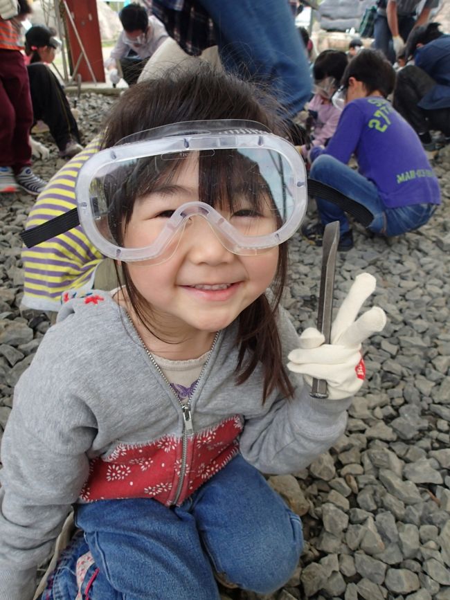 発掘道具を一式借りて、いざ！<br />化石を見つけるぞーー