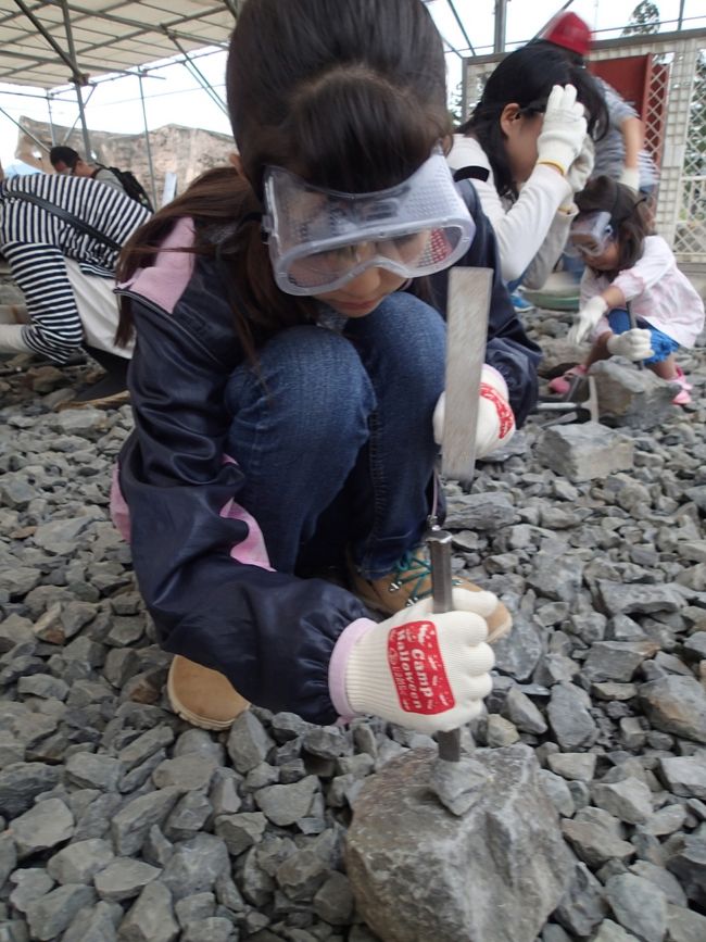 化石を見つける、よりもまず<br />石が割れない子供たち(~_~;)