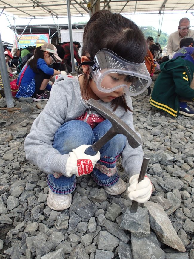 次女なんかはもうすっかりトンカチ遊び