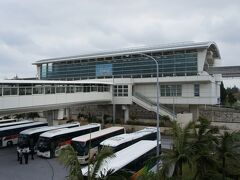 どこか海外まで来てしまった感覚になります。沖縄都市モノレール（ゆいレール）に乗ります。美栄橋（みえばし）駅で降ります。
