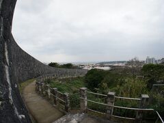 沖縄の食に満足して再びゆいレールに乗り、終点の首里駅まで来ました。世界遺産の首里城を見学するためです。外壁沿いを歩いていきます。