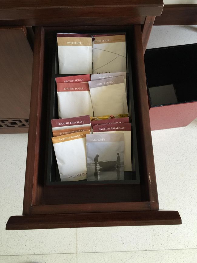 紅茶などティーパック。ポットもあります。<br />私は、水がフリーの場合は、ティーパックをペットボトルにイン。<br />アジアの紅茶やお茶は砂糖入りが殆んどで馴染ずツアー等にはこれを持参します。<br /><br />ベトナムコーヒーセットはなかった。<br />インスタントコーヒーのみ