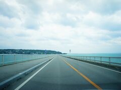 沖縄本島で海が綺麗という【古宇利島（こうりじま）】に行ってみます。橋が架けられていてクルマで行くことができます。

【古宇利島大橋】