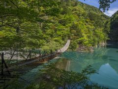 夢の吊り橋へ到着♪エメラルドグリーンの川が素敵♪