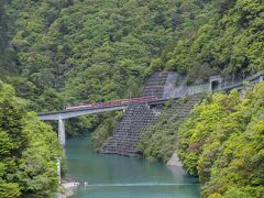 アプト式列車はこんな山奥を登っていきます。