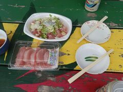 黒島で昼食を摂る時間がなかったので、離島ターミナルの横にある「マルハ鮮魚」でマグロ購入しました。

どちらも500円です。
