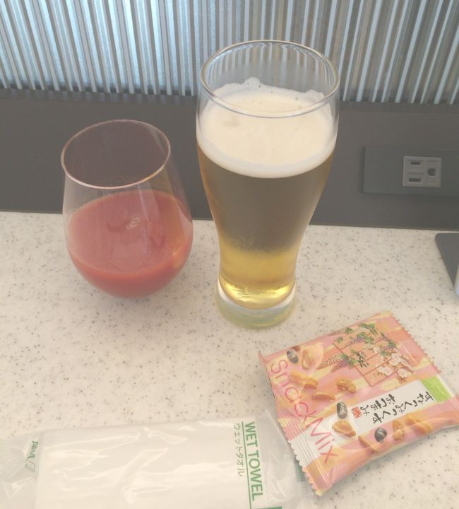 取りあえず、ANAラウンジに。<br /><br />前便が出発していないので、ラウンジは人で一杯。こんな混んでいるのは初めてでした。<br />それでも、前の便の優先搭乗が始まると空いてきました。<br /><br />取りあえずビールを飲んで搭乗を待っていたのですが、いつまで経っても搭乗開始の放送もありません。<br />そのうち、管制の指示が出ていないので出発時刻が未定になり、本来の出発時刻になって発表されたのが、21時発。なんと1時間40分遅れです。<br /><br />仕方ないので、ビールをお替り。機内で食べる予定だった弁当もラウンジで食べることに。<br /><br />その後、調整がついて20時半出発になりました。<br /><br /><br /><br />