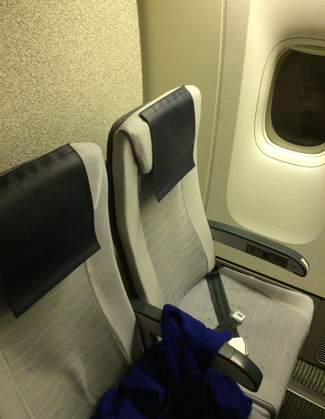 先ほどの石垣〜那覇便までと同様、優先搭乗で機内に入ります。<br /><br />今度の便は非常口座席を抑えることが出来ず、一番後ろの窓側を抑えました。<br /><br />B777-200は、窓側3席なのですが、後ろの数列は窓側2席になっています。<br />窓側には少し余裕があり荷物も置くことが出来ます。<br />