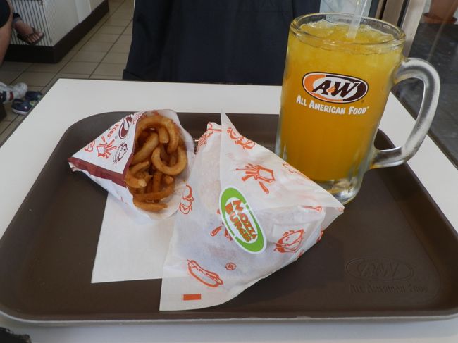 いつものセット。「モッツァバーガーとカーリーフライとオレンジジュース」を。<br /><br />このオレンジジュースちょっとクセになりますね。<br />