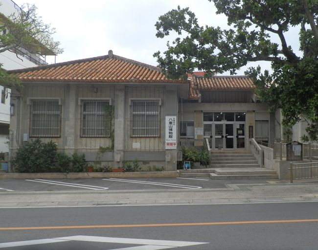 バス停目の前が八重山博物館です。<br /><br />昨年訪れました。中が暑かった記憶があります。<br />