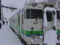 石狩当別から1時間と少しで新十津川駅に。途中、浦臼あたりまでは数名の地元利用が見られたが、そこから先は自分を含めてほぼ観光利用のみ。現在の1日3往復が1往復になっても地元利用者には影響がないのか。
石狩当別では晴天だったが途中から雪が降り始めてしまった。