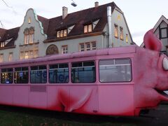 U4に乗り換えて５つめくらいでブタ博物館の駅、Wangener-/Landhausstraße駅に到着。ブタ博物館まではトラムの駅から静かな道を歩いて５分ほどでした。
建物の前にはブタさんの顔つきの電車が置かれています(^ ^)