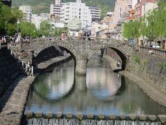 眼鏡橋・・・川面に映った影が双円を描いて眼鏡のよう、江戸時代の長崎土産は南蛮渡来の眼鏡であったところから、その眼鏡にちなみ命名された橋です　
