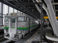 札幌発旭川行始発便。３月以降も残ったがこれもいずれは。鉄道写真は撮影対象でなかったが昨今のＪＲ北海道の状況に触れる中で、記録のひとつとして残しておきたいと感じるようになった。