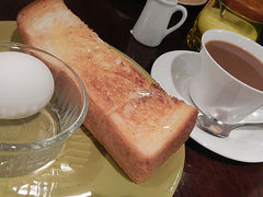 開園まで時間があるので朝食を取ることにします。
名古屋と言ったら「モーニング」でしょ！と正門近くにあるガストはやめて探していると駅の所に喫茶店「東山珈琲館」を発見し入ることに。
朝は、2つのメニュー、コーヒー＋卵＋トースト、コーヒー＋サラダ＋チーズトースト。私は卵＋トースト360円を選択。コーヒーの値段で軽い食事が付いてくるのは得した気分ですね。
店内の雰囲気もよく、常連さんがたくさんいるようでした。
