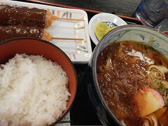 入場したところで昼食。
正門横食堂では名古屋名物がいただけます。自分は味噌カツときしめんが楽しめる「名物セット」1,000円をオーダー。
名物を食すと旅に来たって感じます。味噌カツ旨い！