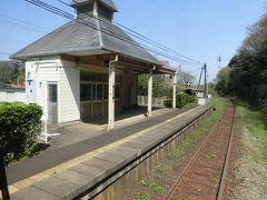 単線です。
丹後神崎駅。
由良川が流れています。
本来は丹後あかまつに乗る予定が、何故か4/11から1週間整備のため運休。
由良川渡ると由良駅です。