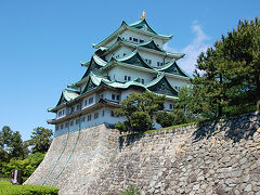これぞ名古屋城。見事な姿です。
城を見るとどうしても熊本城の話題が出てしまいますね。熊本城は3年前に九州の百名山一気登りの旅で訪れました。復旧に何年かかるかわかりませんが、復旧したら訪れたい城です。