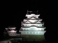 途中パーキングで明石焼を頂きつつ、順調に19:00には姫路に到着。

夜のライトアップされた姫路城を軽く見て、今夜の宿泊先へチェックイン。
その後居酒屋で姫路名物を堪能して翌日の姫路城、竹田城観光に備えます。
