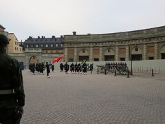 2014/12/03　王宮での衛兵交代式

１２：１５からの衛兵交代式を見ました・・・
今日は曇っていて寒かったのですが、我慢して見ていました！！
